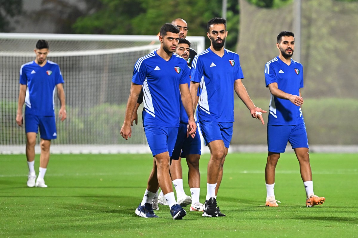 'الأزرق' إلى معسكر الإمارات الليلة