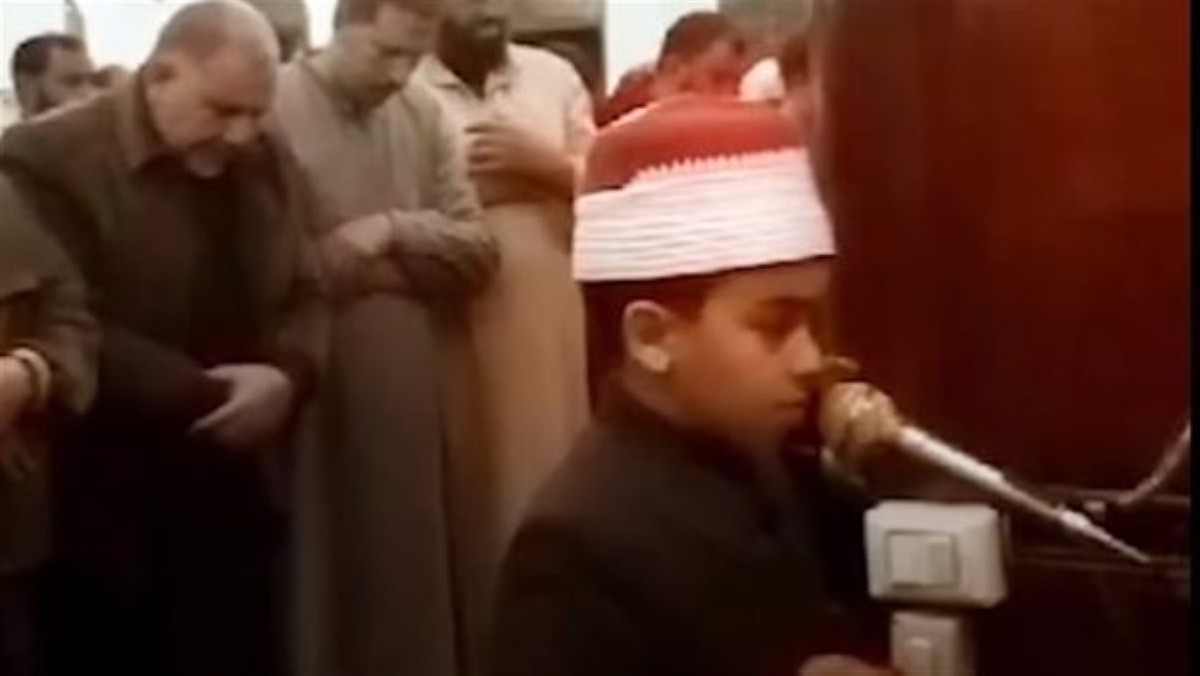 طفل مصري... أَمَّ مُصلّي التراويح بالزي الأزهري