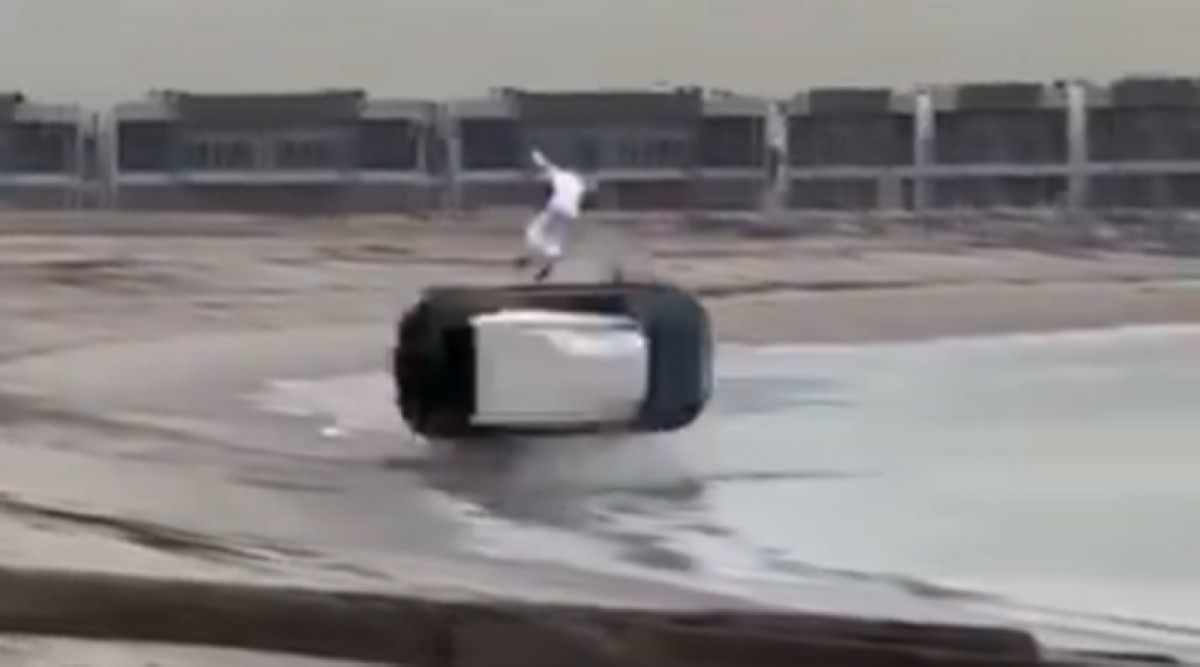 شاب نجا بأعجوبة على شاطئ  أبو الحصاني