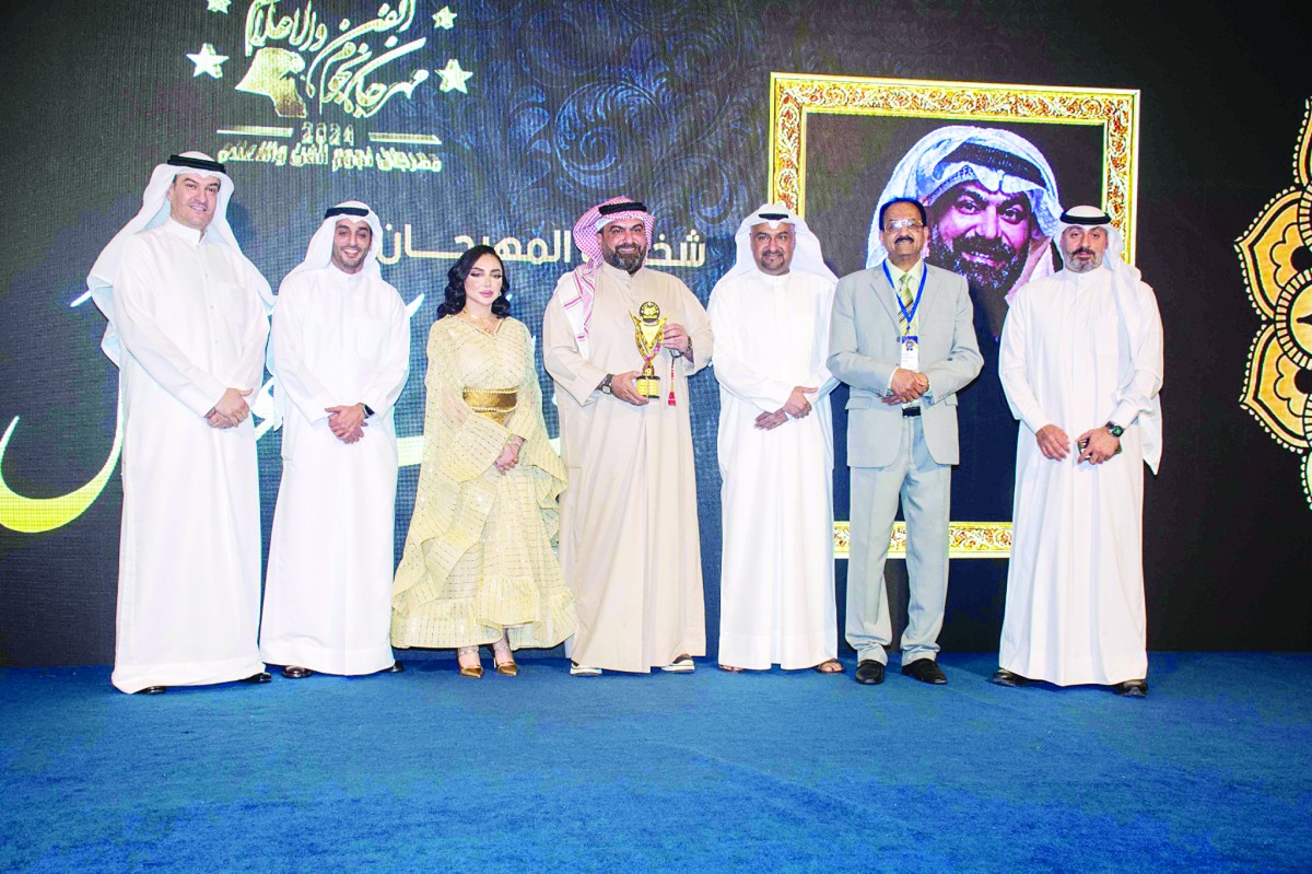 نجوم الدراما والبرامج الرمضانية يحصدون جوائز 'الفن والإعلام'