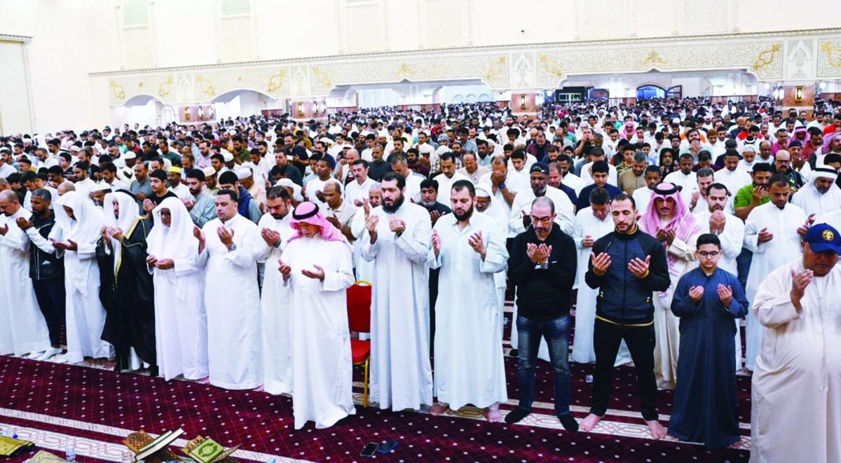 آلاف المصلين أحيوا ليلة الـ23 بالقيام والقنوت والتلاوة والذكر