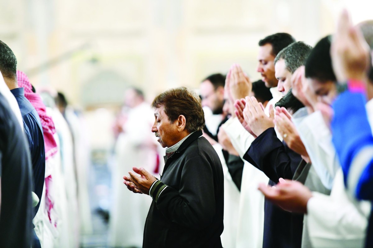 آلاف المصلين أحيوا ليلة الـ23 بالقيام والقنوت والتلاوة والذكر