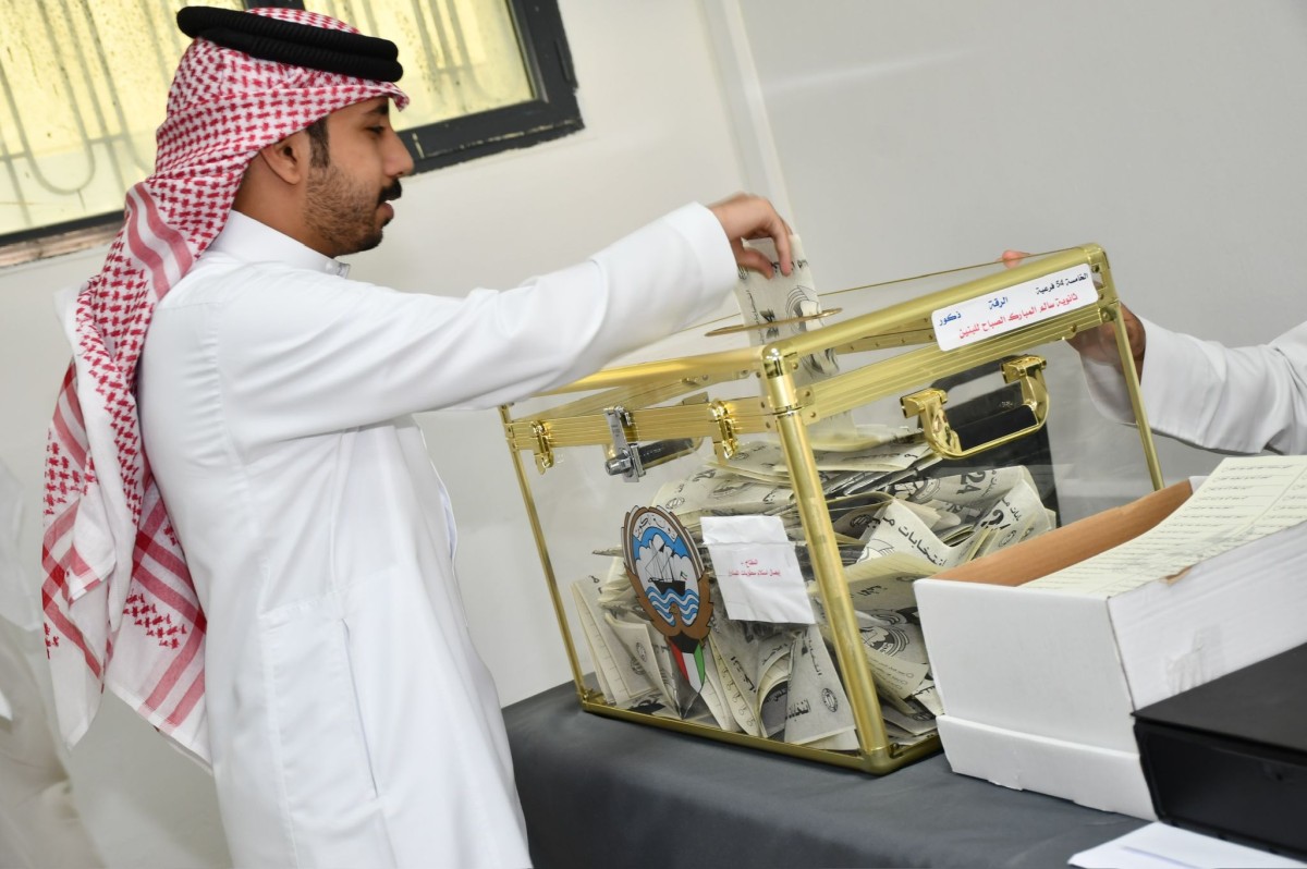 الدائرة الخامسة..طوابير ممتدة وزخم شبابي للاقتراع في صباح السالم