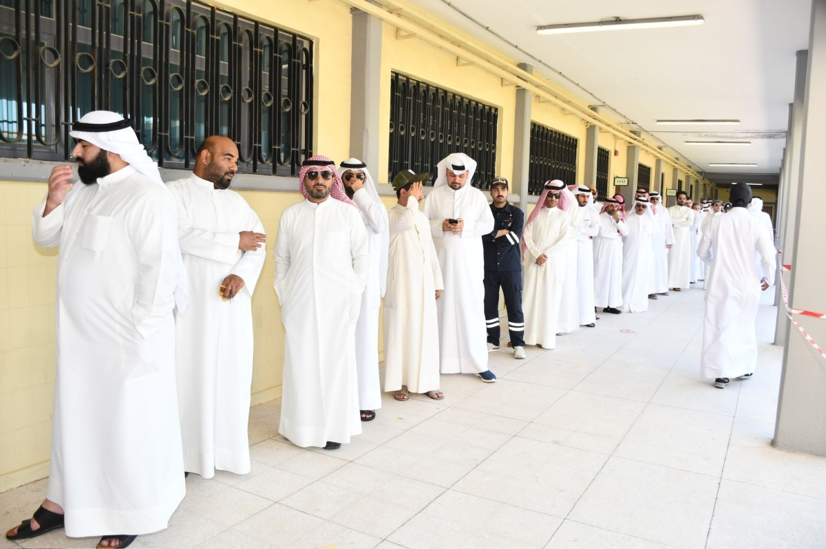 الدائرة الخامسة..طوابير ممتدة وزخم شبابي للاقتراع في صباح السالم