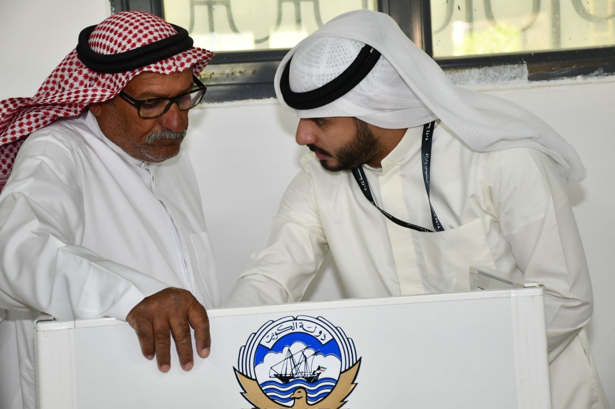 الدائرة الخامسة..طوابير ممتدة وزخم شبابي للاقتراع في صباح السالم