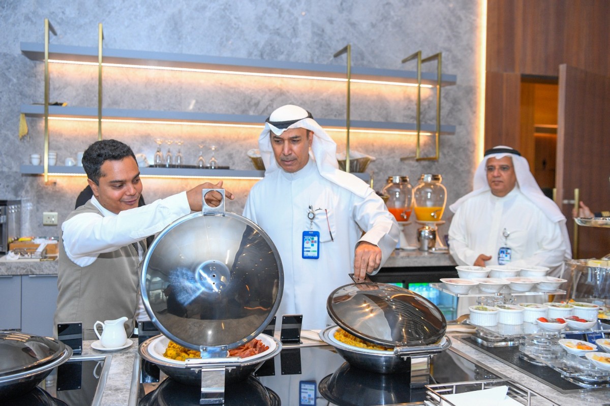 'الخطوط الكويتية' تحتفي بركابها بتوزيع منتجات اغذية وطنية مع أول أيام العيد