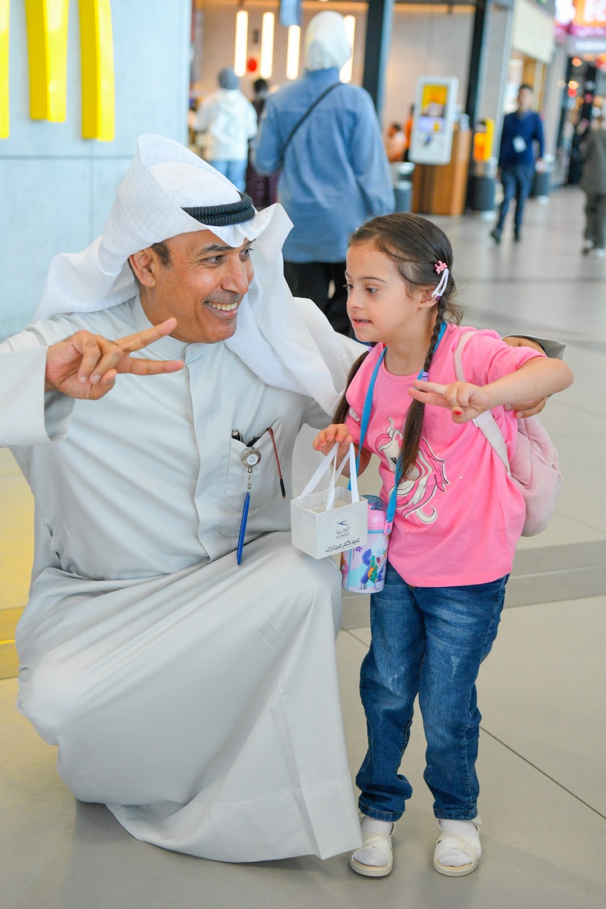 'الخطوط الكويتية' تحتفي بركابها بتوزيع منتجات اغذية وطنية مع أول أيام العيد