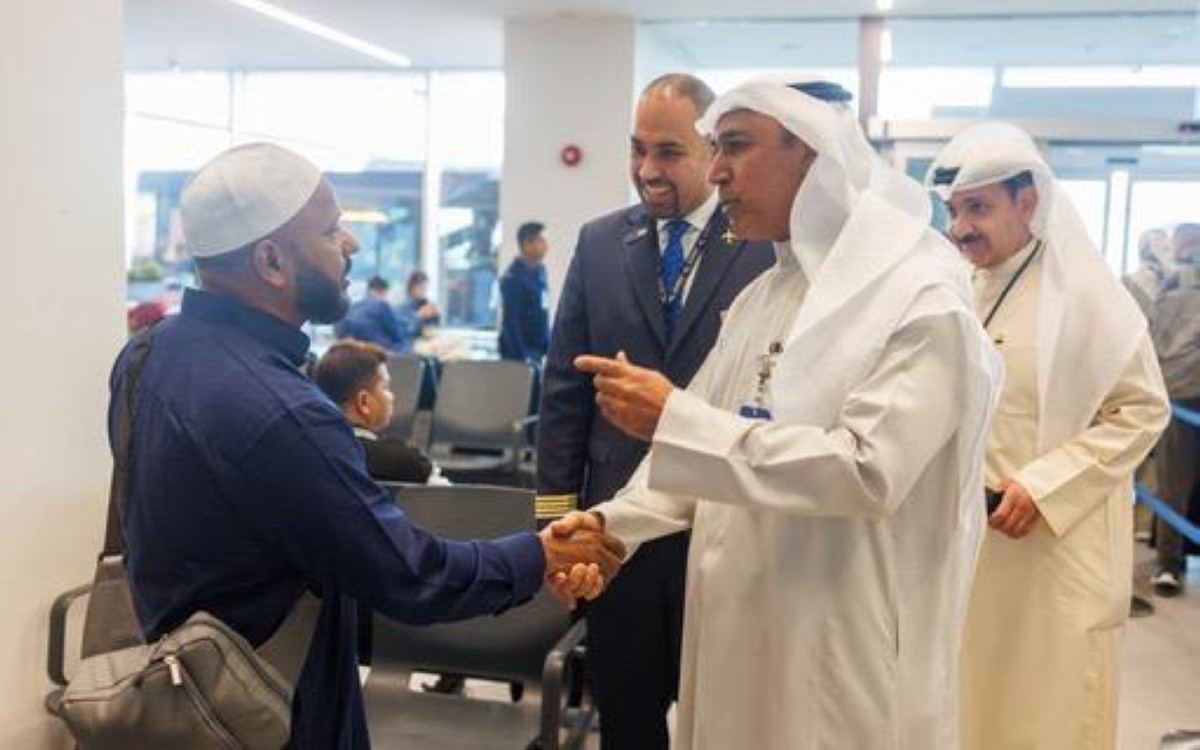 'الخطوط الكويتية' تحتفي بركابها بتوزيع منتجات اغذية وطنية مع أول أيام العيد