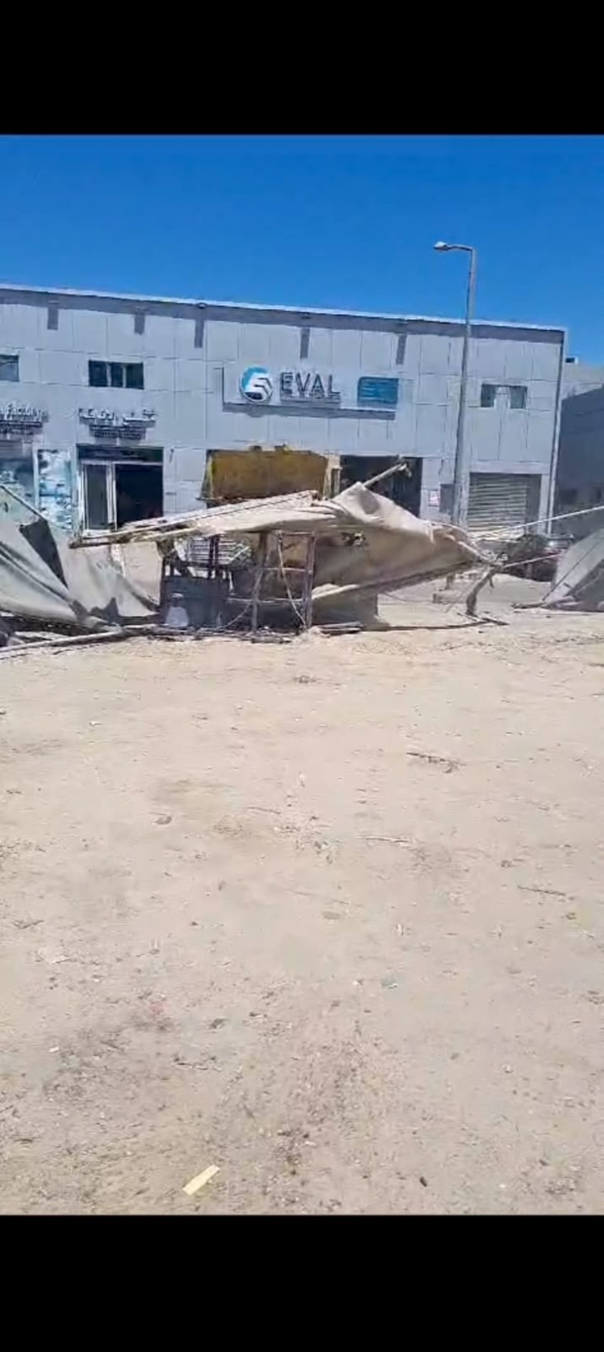 'البلدية' إزالة 20 مظلة وشاليهات متنقلة وحواجز على أملاك الدولة