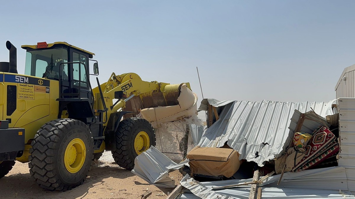 البلدية : ازالة 5 محميات خاصة مقامة على اراضي الدولة على طريق السالمي