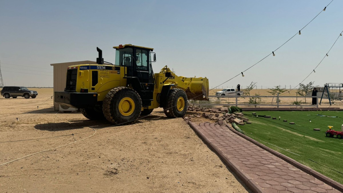 البلدية : ازالة 5 محميات خاصة مقامة على اراضي الدولة على طريق السالمي