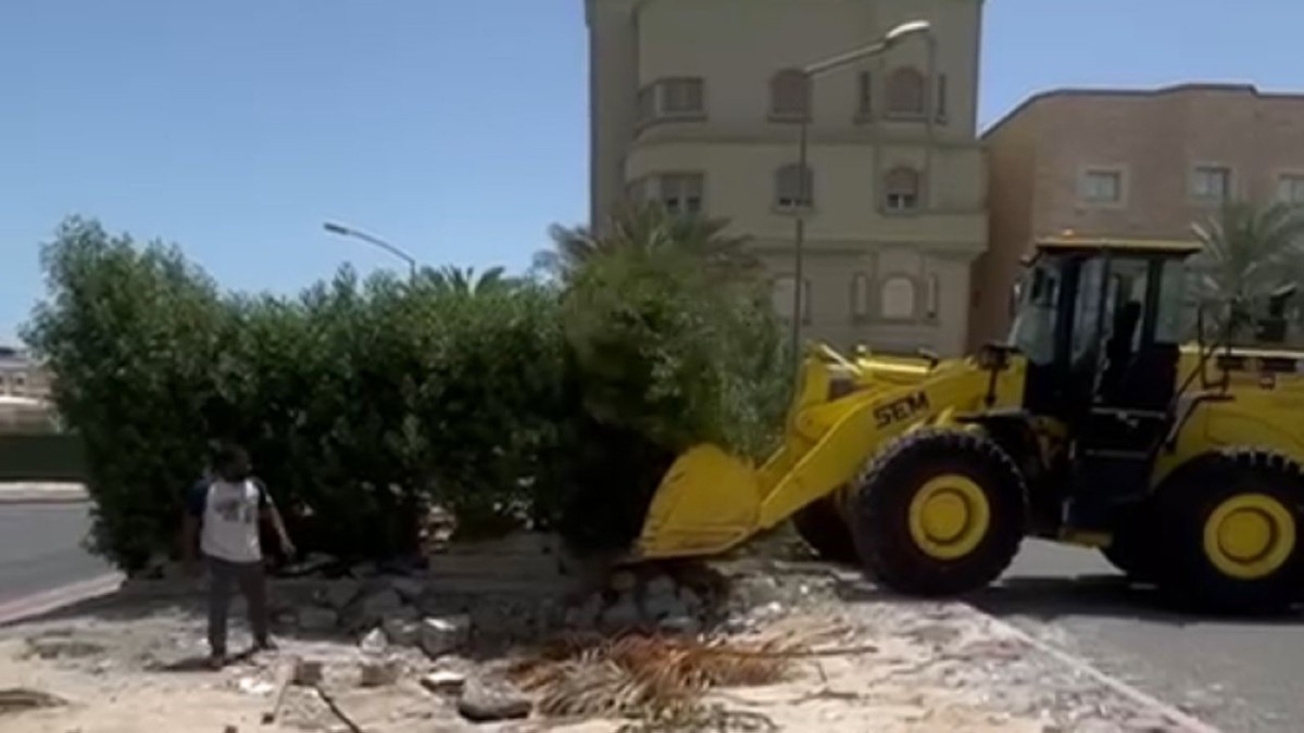 البلدية : ازالة حديقة وتعدي على أملاك الدولة في مبارك الكبير