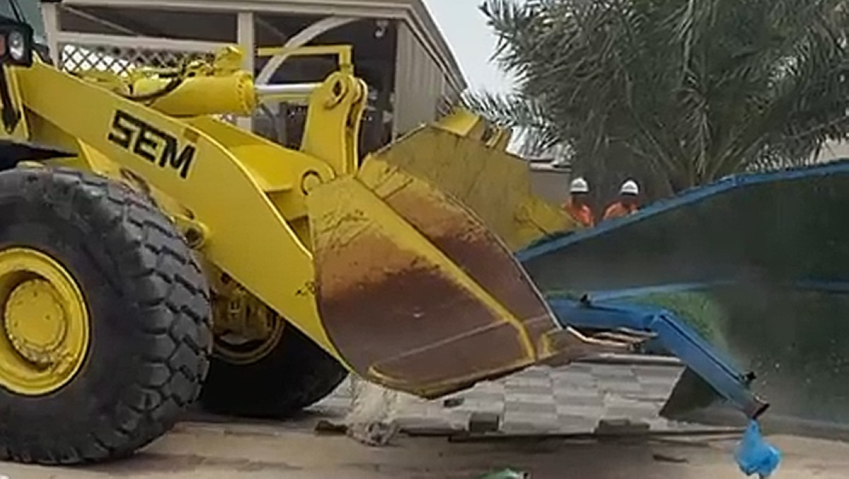 البلدية تزيل تعديات على املاك الدولة بالفروانية