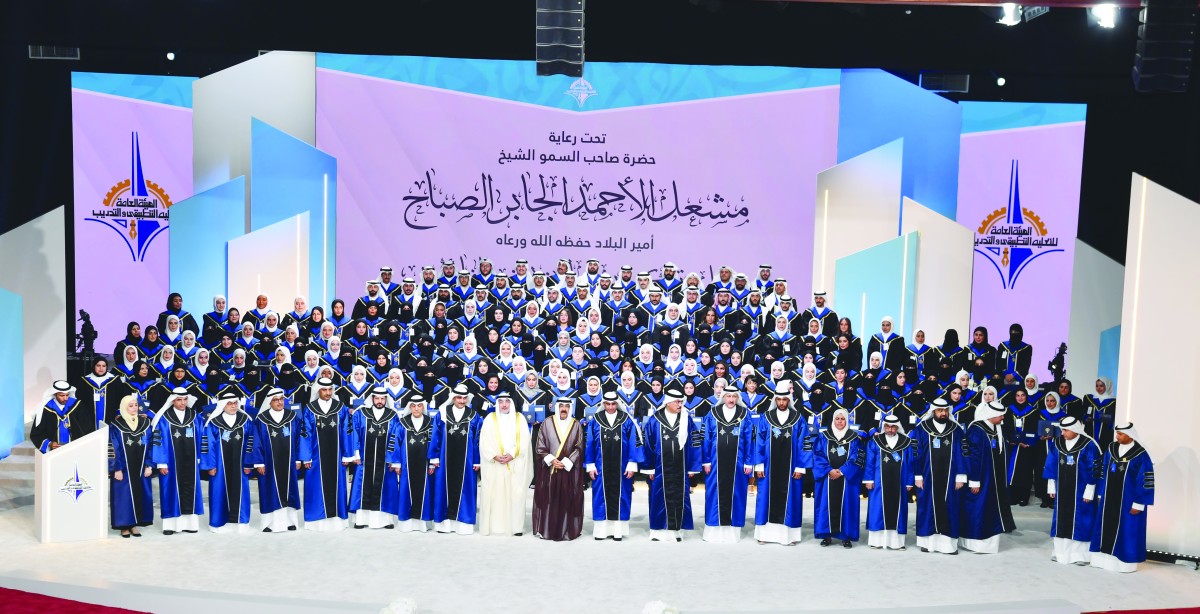 الأمير يشهد حفل تخرُّج كوكبة من فائقي 'التطبيقي'