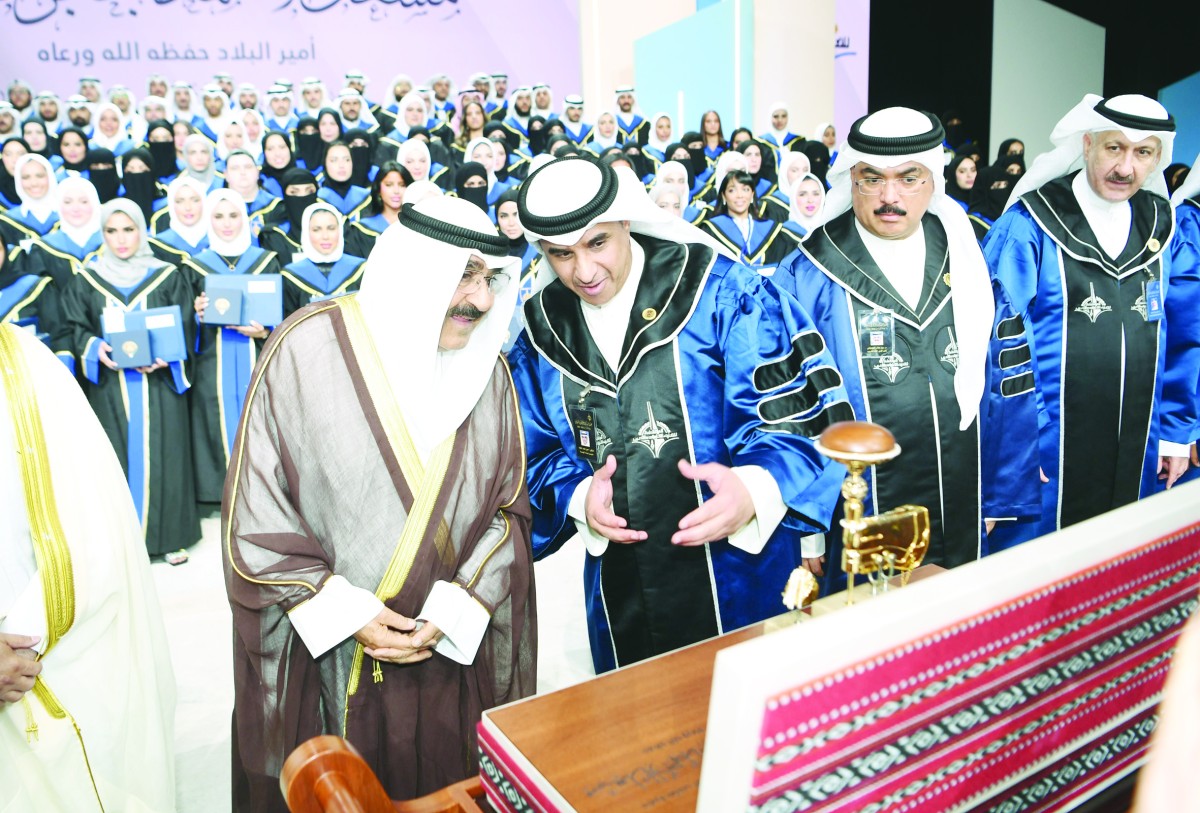 الأمير يشهد حفل تخرُّج كوكبة من فائقي 'التطبيقي'