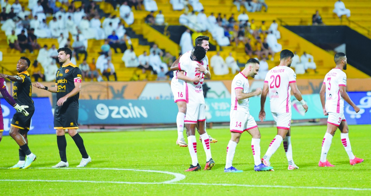الكويت... يكتب تاريخ الدوري