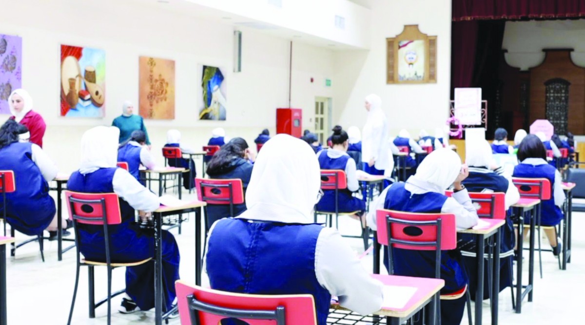 طلبة الصف الثاني عشر استأنفوا الاختبارات