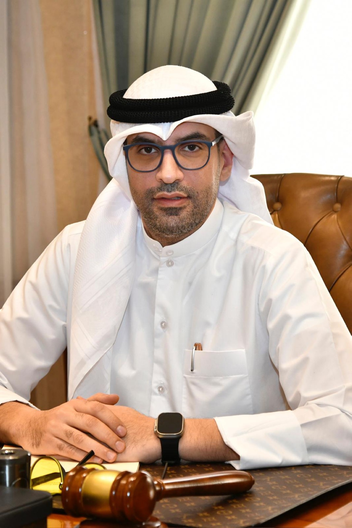 مواطن تفاجأ بصورته في إعلان فتم تعويضه 2000 دينار