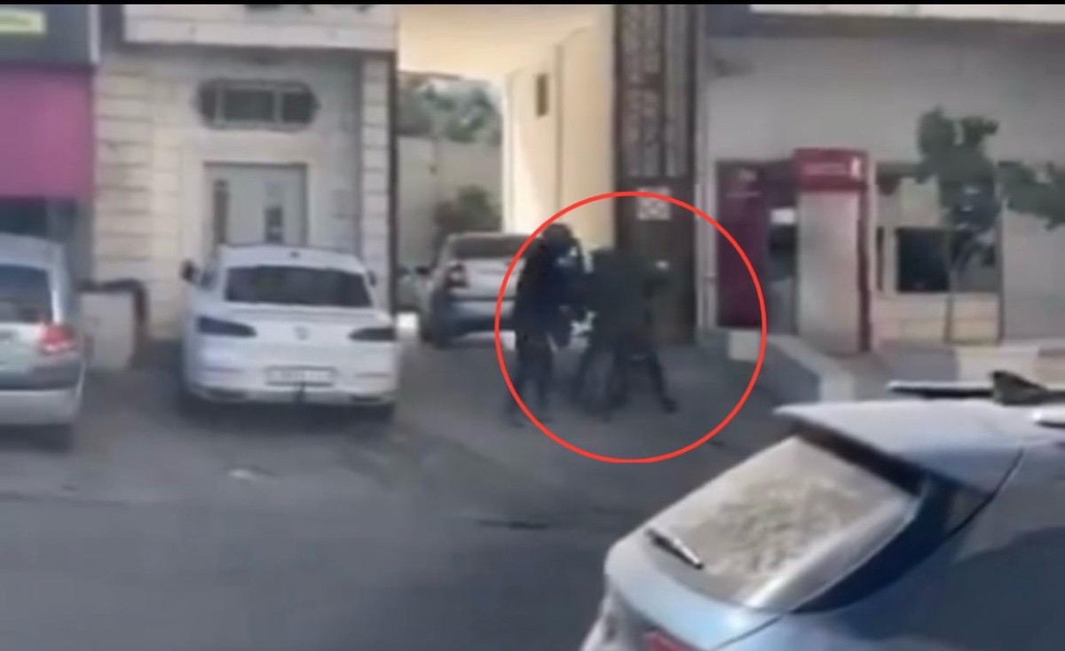 ملثمان يسطوان على بنك أمام أعين المارة