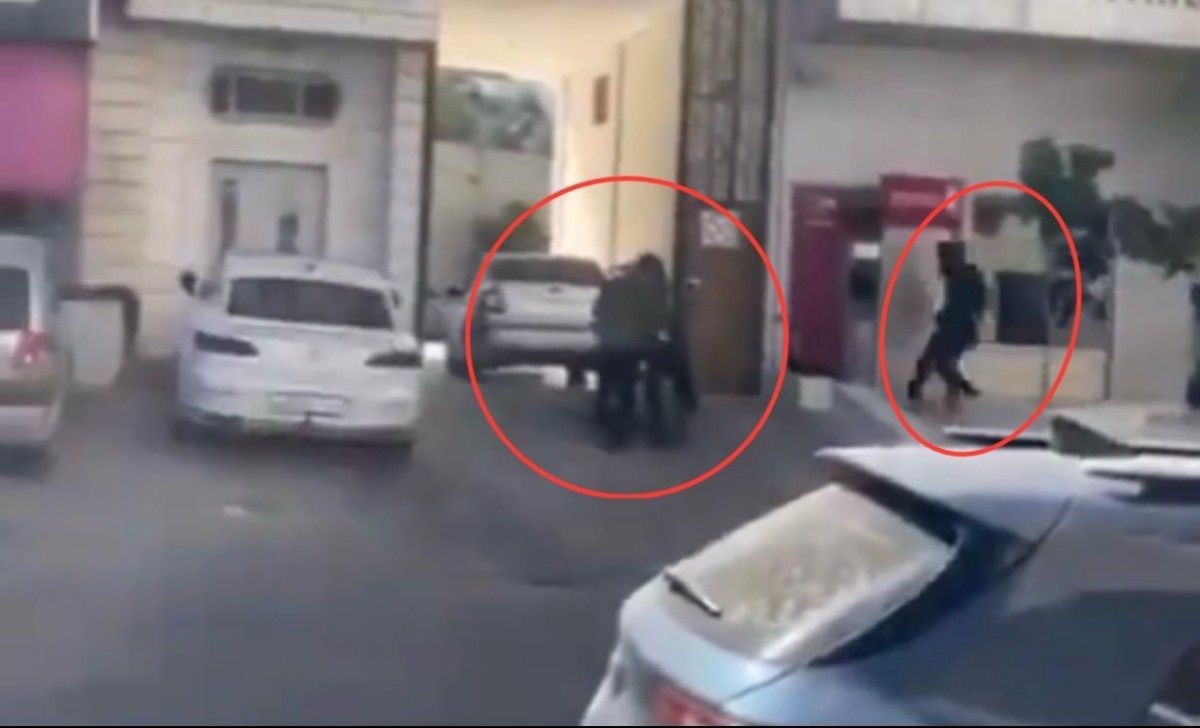 ملثمان يسطوان على بنك أمام أعين المارة