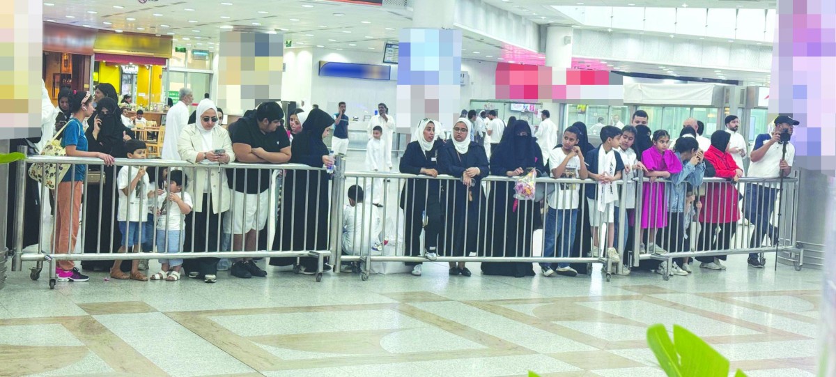 دموع الفرح وباقات الورد في استقبال الحجاج العائدين