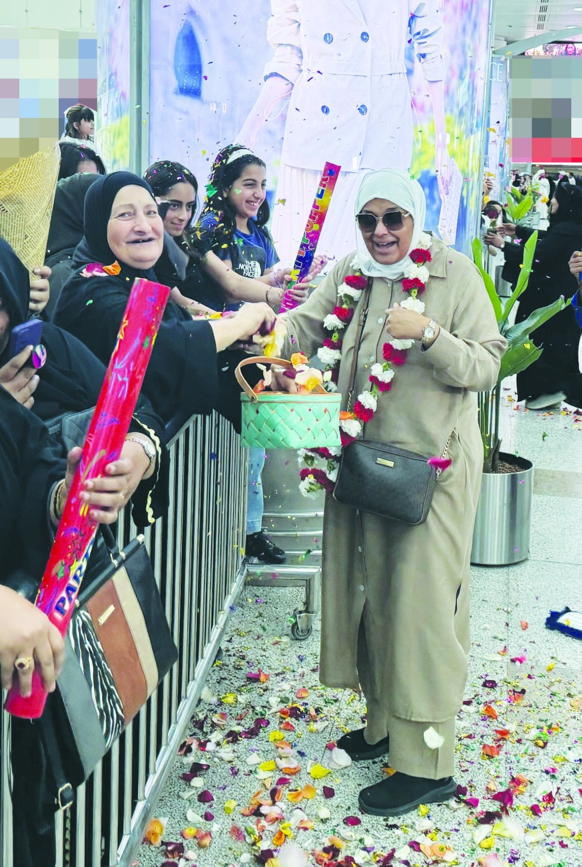 دموع الفرح وباقات الورد في استقبال الحجاج العائدين