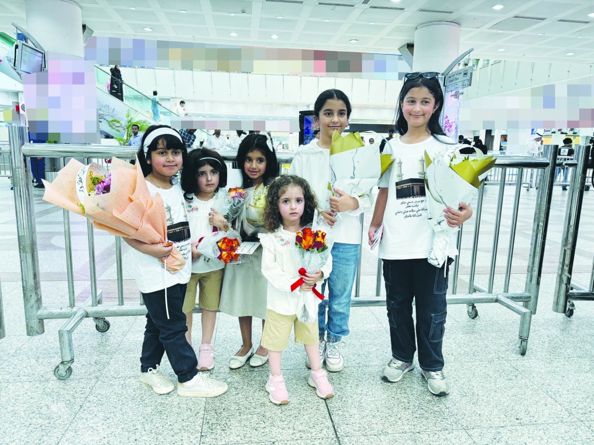 دموع الفرح وباقات الورد في استقبال الحجاج العائدين