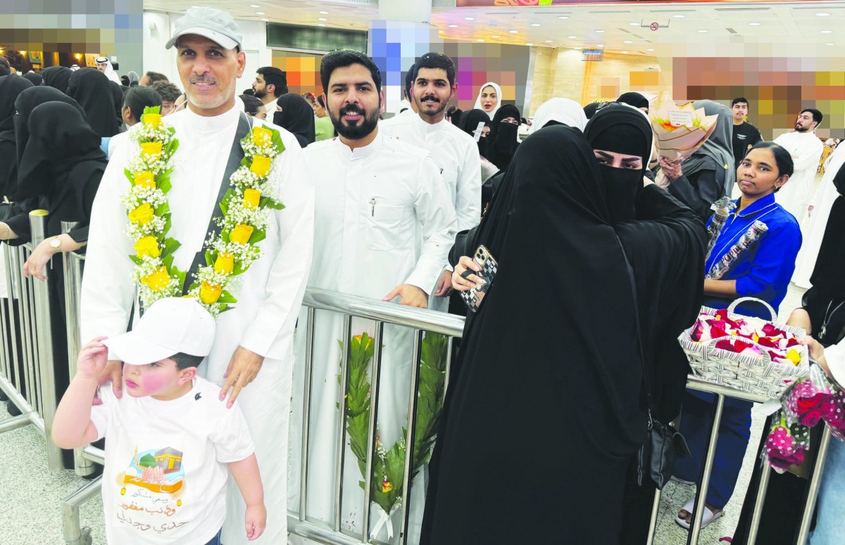 دموع الفرح وباقات الورد في استقبال الحجاج العائدين