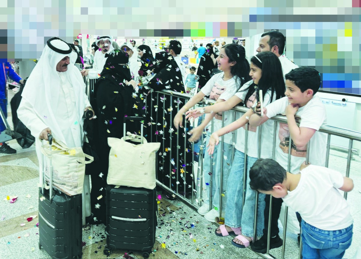 دموع الفرح وباقات الورد في استقبال الحجاج العائدين