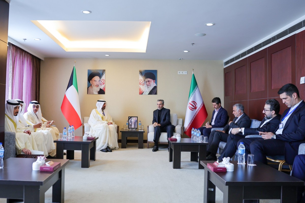 وزير الخارجية يبحث مع باقري سبل تعزيز العلاقات الثنائية