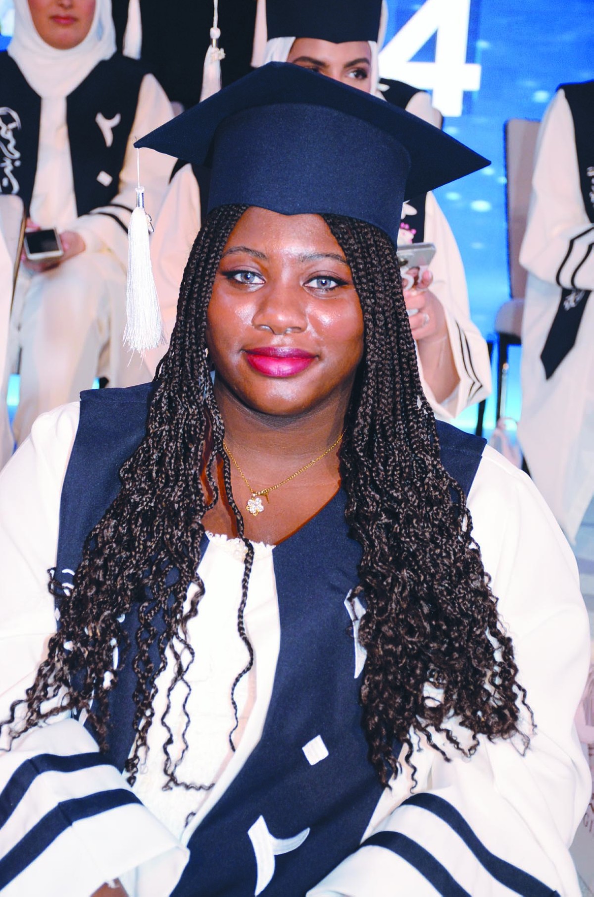 طالبات 'السالمية' و'أميمة بنت ربيعة' قطفن ثمار جهودهن ... تخرجاً