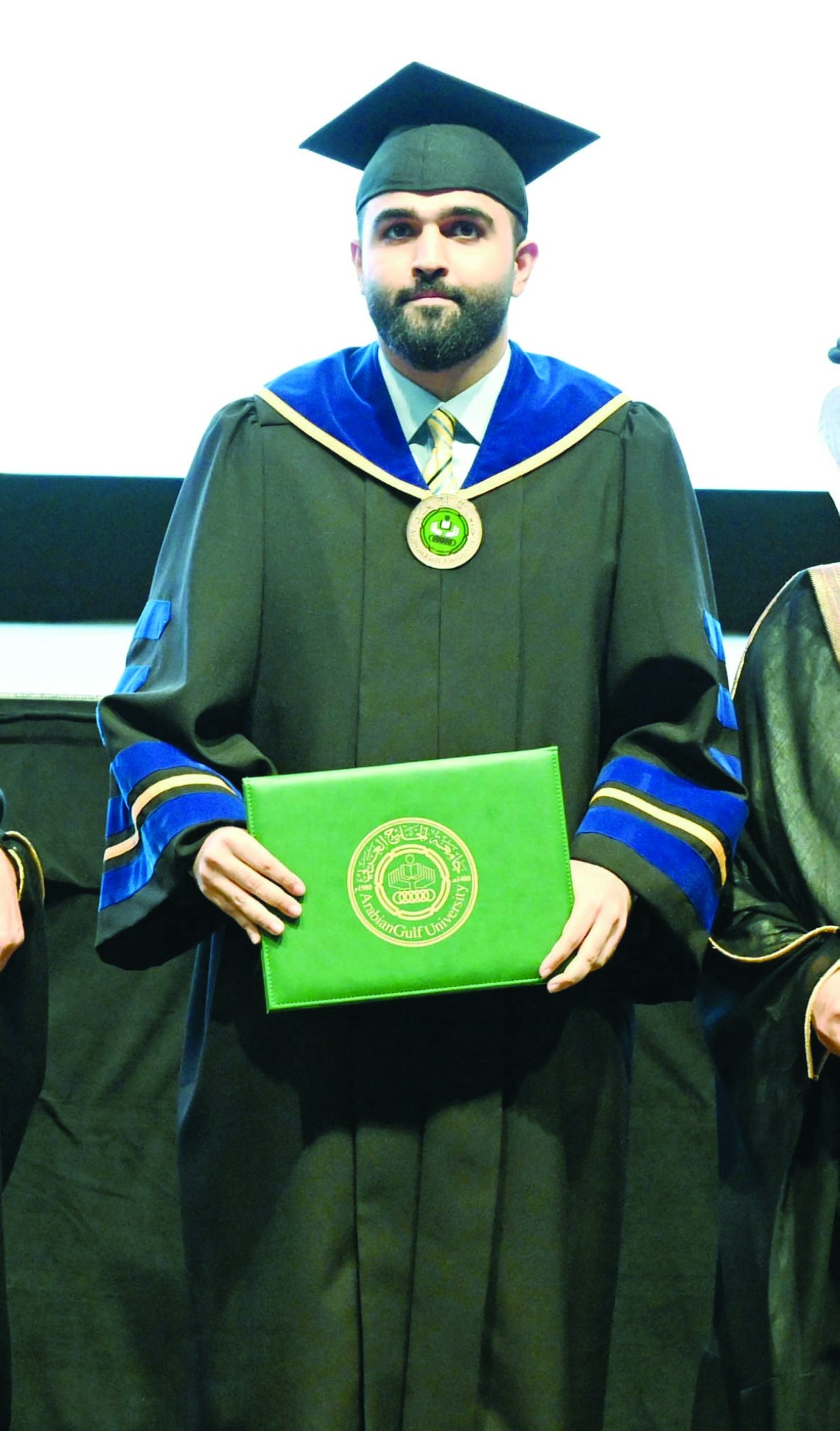 'جامعة الخليج' تحتفي بتخريج كوكبة من الأطباء وذوي الدراسات العليا