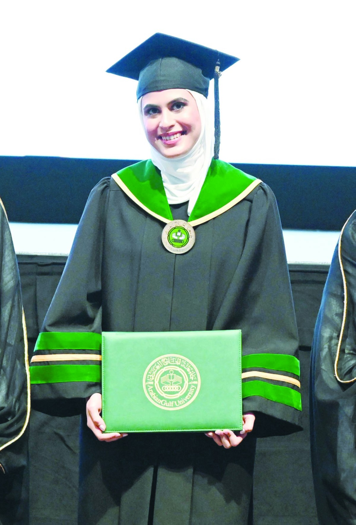 'جامعة الخليج' تحتفي بتخريج كوكبة من الأطباء وذوي الدراسات العليا