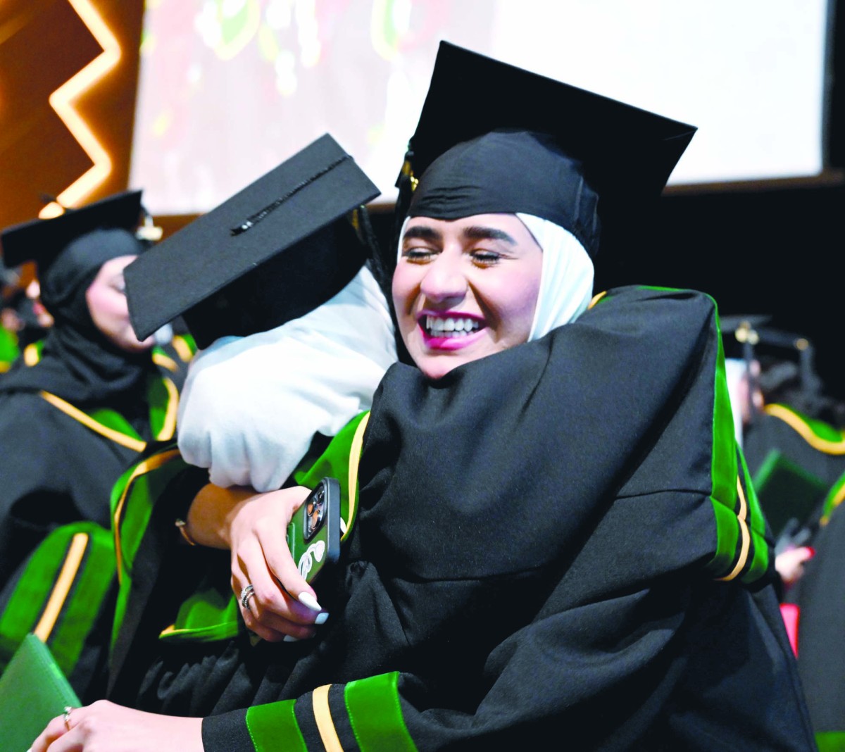 'جامعة الخليج' تحتفي بتخريج كوكبة من الأطباء وذوي الدراسات العليا