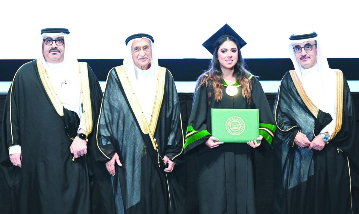 'جامعة الخليج' تحتفي بتخريج كوكبة من الأطباء وذوي الدراسات العليا