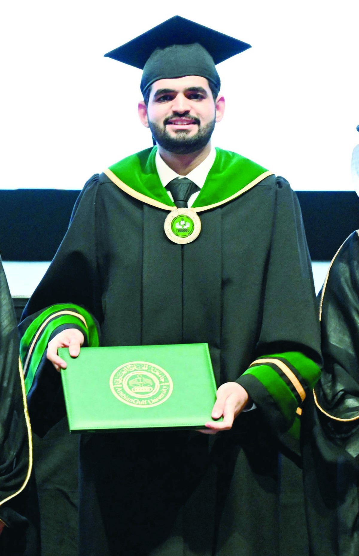 'جامعة الخليج' تحتفي بتخريج كوكبة من الأطباء وذوي الدراسات العليا