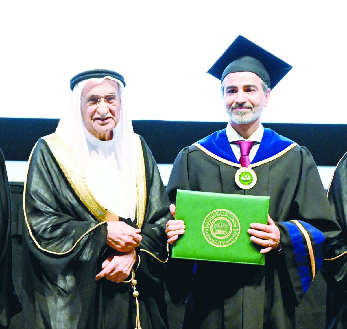 'جامعة الخليج' تحتفي بتخريج كوكبة من الأطباء وذوي الدراسات العليا