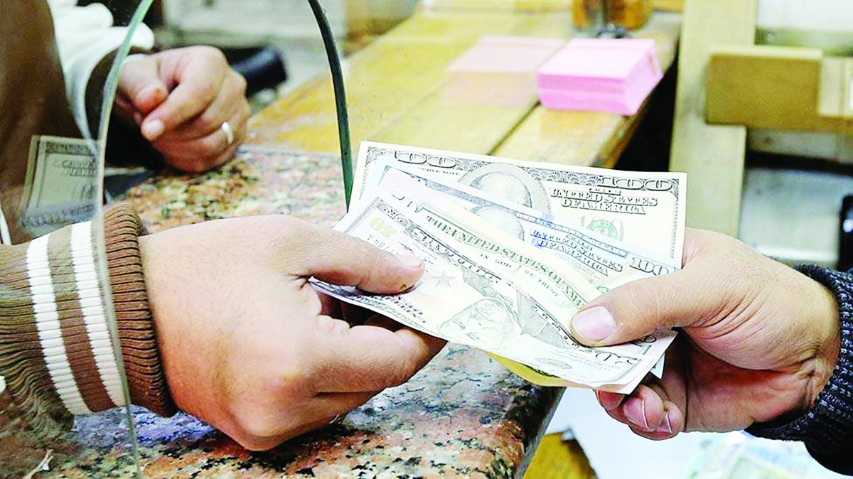 هل أصبحت شركات الصرافة الباب الخلفي لغسل الأموال