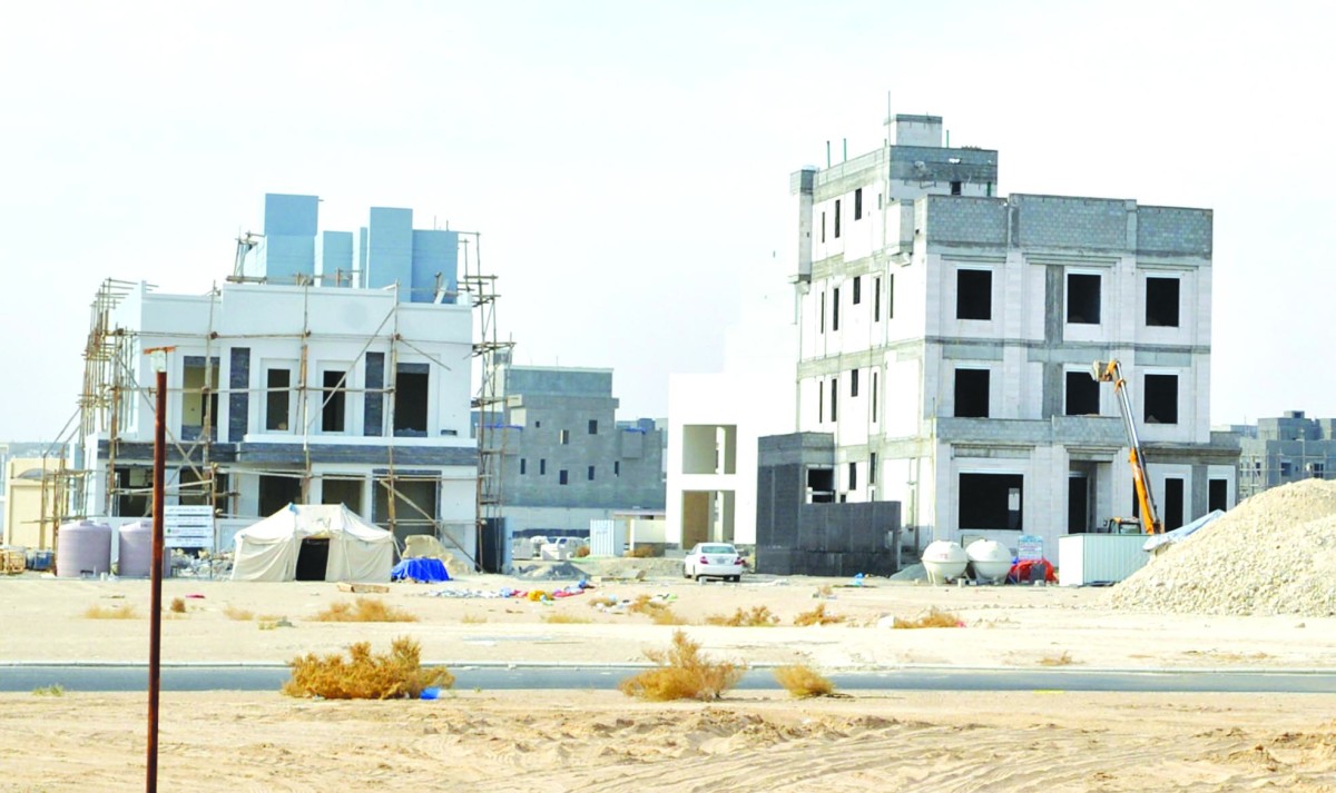 الخوف من حملات ضبط مخالفي الإقامة يرفع أجور عمال البناء