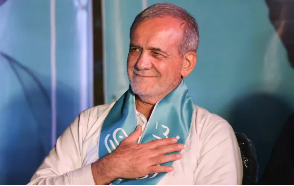 بزشكيان يتعهد العمل مع خصومه ومد يد الصداقة للجميع لتقدم إيران