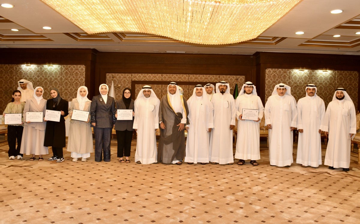 محافظ الفروانية كرَّم متفوقي الثانوية: دعمهم واجب... إنهم مستقبل الوطن