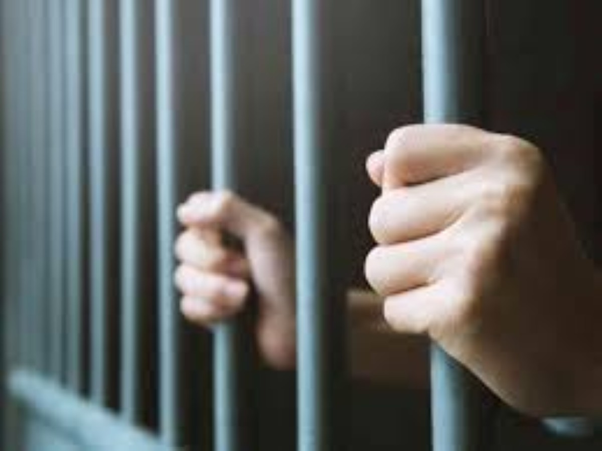 حبس معلم كويتي 21 يوماً لتحريض أحد طلابه  على الفجور  والدعارة