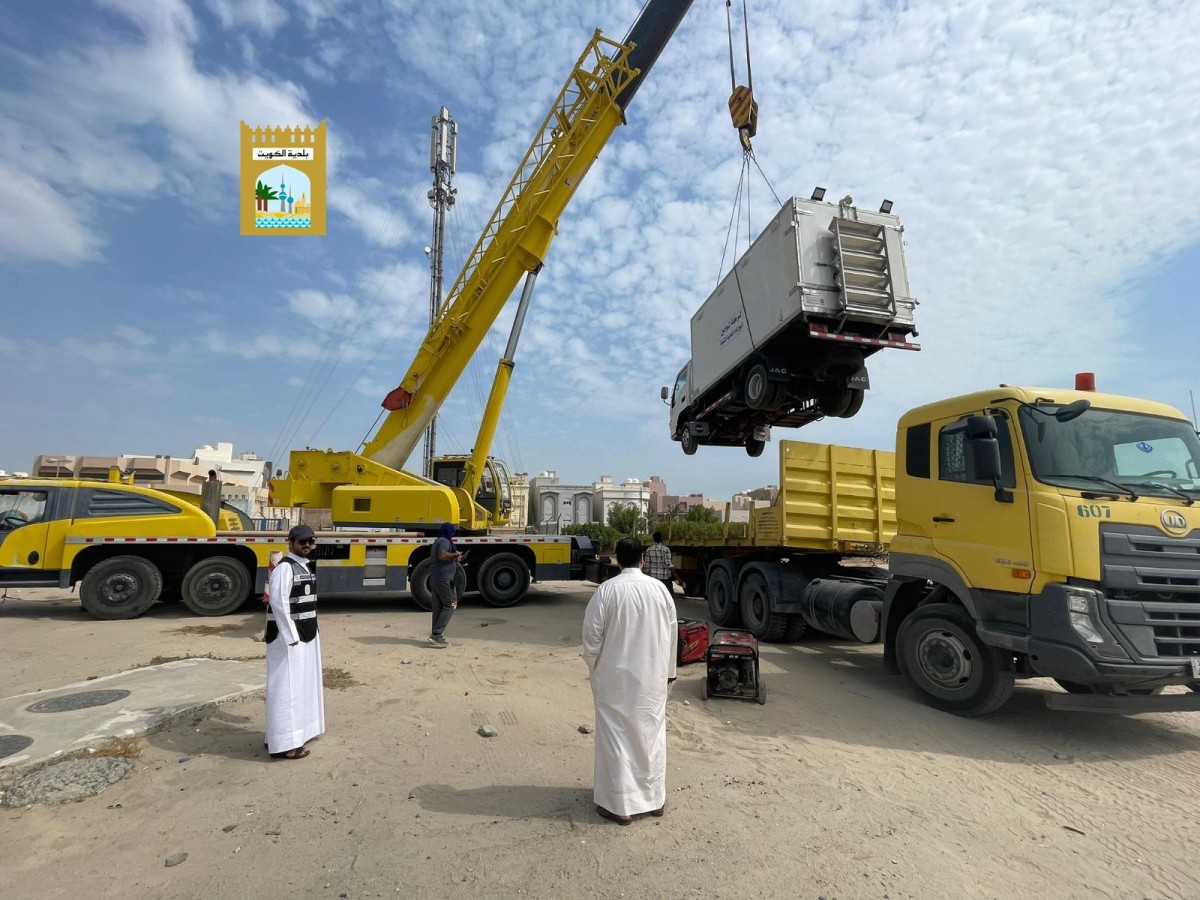 'البلدية': رفع 10 سيارات مهملة وتحرير 5  مخالفات للباعة المتجولين في 'مبارك الكبير'