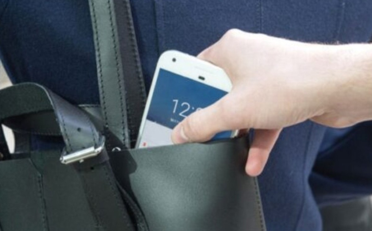 امرأة سرقت هاتف وزيرة مصرية سابقة في مسجد