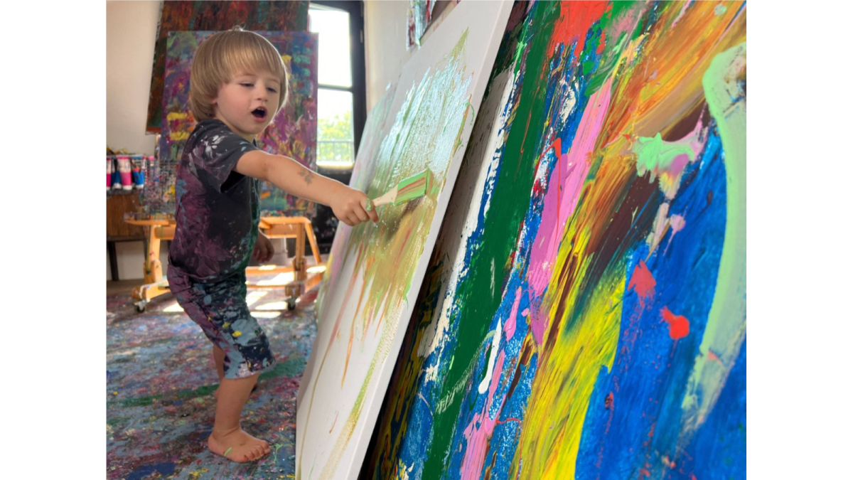 &laquo;بيكاسو الصغير&raquo;: طفل يوقع صفقات كبرى ببيع لوحاته التجريدية المذهلة