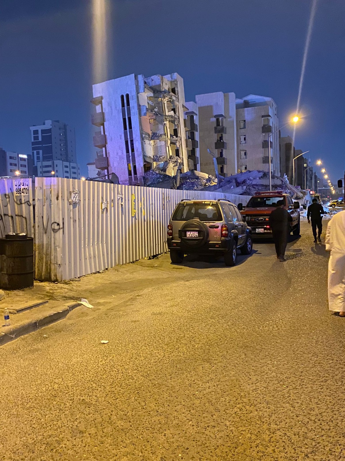 بلدية الكويت: باشرنا هدم عمارة الجابرية 'المتهالكة'حسب إجراءات السلامة