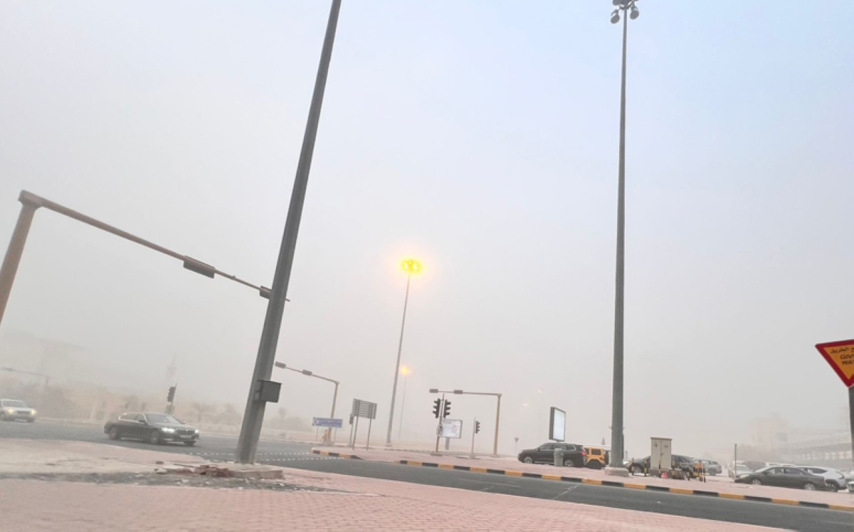 موجة غبار  تجتاح البلاد وتعدم الرؤية في المناطق المكشوفة والبرية