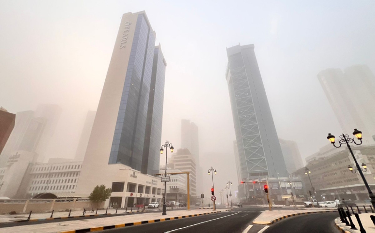 موجة غبار  تجتاح البلاد وتعدم الرؤية في المناطق المكشوفة والبرية