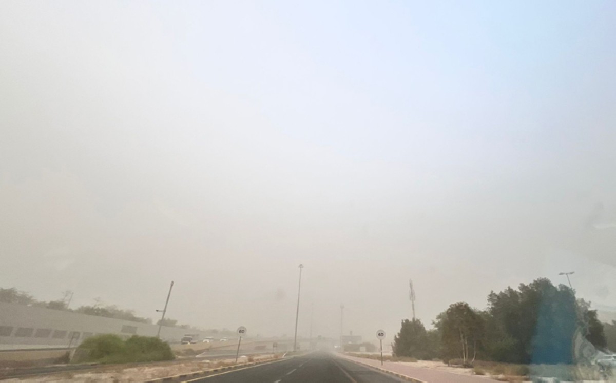 موجة غبار  تجتاح البلاد وتعدم الرؤية في المناطق المكشوفة والبرية