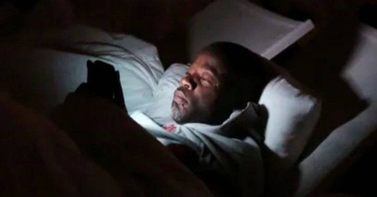 ما تأثير الضوء الأزرق المنبعث من الهواتف على النوم؟